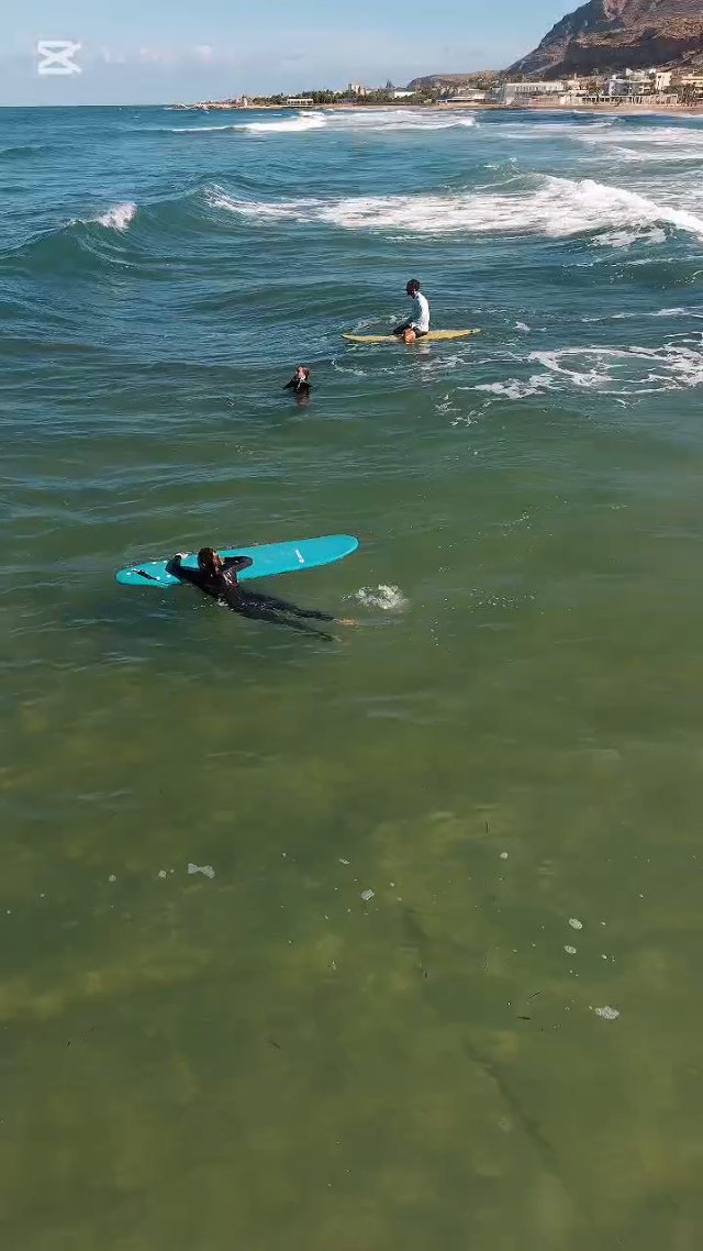 No wind in Lo Stagnone today? No problem! 🌊🤙

We jumped into the cars, grabbed a surfboard from @decathlontrapani , and went chasing waves with friends and family! 🏄‍♂️☀️

Surfing, laughing, playing in the sea, and staying in the water until we had no energy left. ❤️

No big plans. No expectations. Just good vibes, waves, and a day we’ll remember. 🌊

#FollowTheWind #Sicily #SurfingSicily