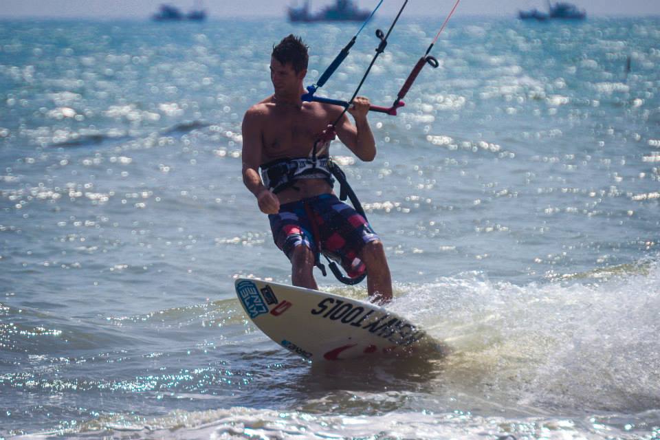 Kitesurfing in Mui Ne Vietnam